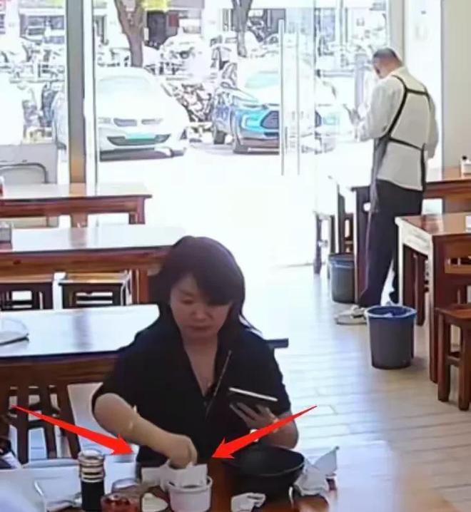 扒同事知道工作堪忧！三部门介入调查AG真人女子扔鼻涕纸后续：身份被(图6)